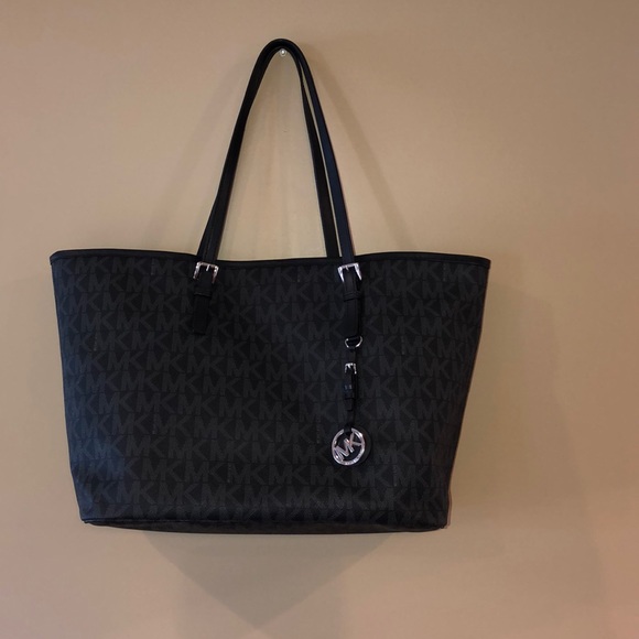 Michael Kors Handbags - **LAST CHANCE**Michael Kors handbag $60